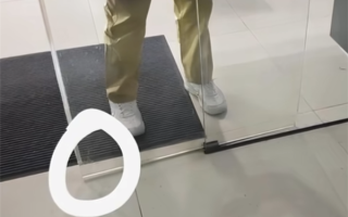 男子被感应门夹脚 4S员工反怪其来试驾：已被顶格处理 !