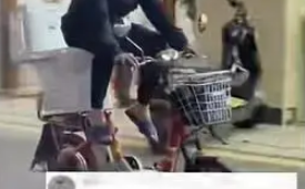 男子骑电动车坐马桶上淡定前行 网友：一道另类而难忘的风景线！