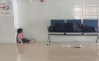 暖心！女孩墙角睡着 好心人叫来护士抱回病床！