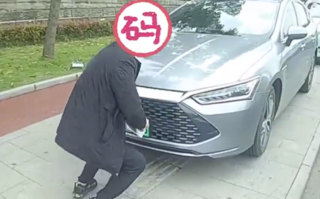 男子监控底下遮挡号牌被抓正着：罚200扣9分！