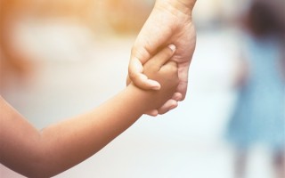 81年男子幼儿园接娃被当成爷爷：80后有当爷爷的吗？