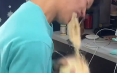 惊呆了！海南男生给室友展示徒嘴剥椰子