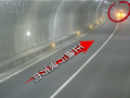 车快没电了竟在高速隧道内逆行 司机：我想着半夜没啥车 ！