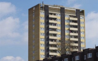 69岁老太12楼扔垃圾砸坏车辆被判刑引热议：官方提醒高空抛物太危险 ！