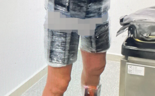 手机版“腰带” 男子身缠62台手机进境 因肚子太大被发现！