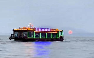 创意满分！武汉东湖将摩天轮爆改“人造太阳”：游客不白来 ！