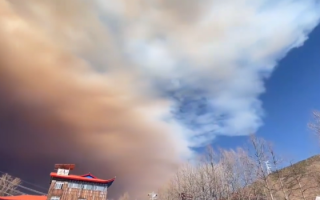 四川雅江山火 浓烟滚滚 70公里外天空变色了！