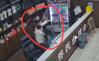 因口角男子持台球杆殴打2名女店员被抓 一连打断三根球杆！