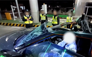 车完全烂了！男子醉驾去喝喜酒撞上大货车：“喜提”刑拘 ！