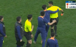 山东泰山3:4落败上海海港 崔康熙不满判罚被马宁红牌罚下！