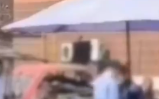 两司机起争执互相吐口水打屁股 场面让人忍俊不禁！