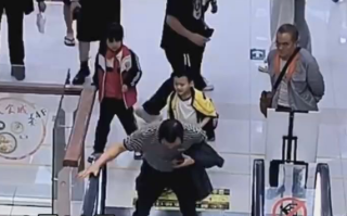 男子不拴绳带狗逛商场致狗卡扶梯 狗主人慌作一团！