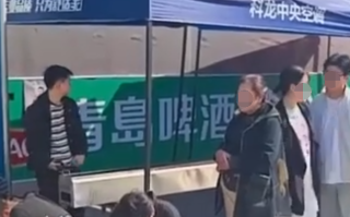 一天要烤上百桌10000来串肉！淄博赵大爷徒弟烤肉8天瘦8斤！