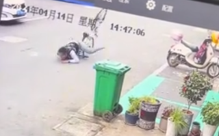 目睹路人骑车摔倒 3人出于礼貌和尊重躲进屋里笑！