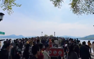 断桥比白蛇找到许仙那天还热闹 “桥面像铺满了人”!