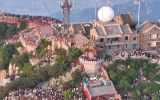 五一假期旅游成看人游！网友实拍国内五岳满山全是人！