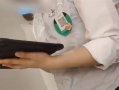 海底捞服务员戴打赏二维码 品牌方回应！