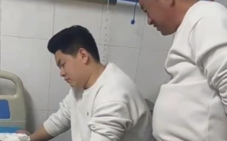 80后男子当爷爷目不转睛盯着小孙女 网友：爹和爷还穿着亲子装呢！