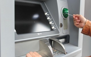 移动支付普及！全国ATM机数量继续下降 你多久没用纸币了?
