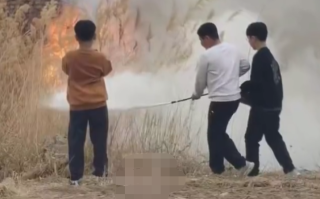 3男孩遇杂草起火先报警再拿来灭火器灭火 网友点赞！
