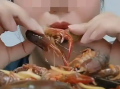 女子吃生腌小龙虾 吸虾头惊呆网友 医生提醒！