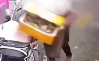 捡废品老人将饭店整箱30斤生蚝搬走 老板娘平时还会将空纸箱送给她！