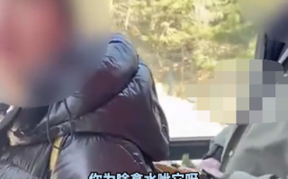 游客多次向老虎身上滋饮料：旁人上前劝阻被怼！