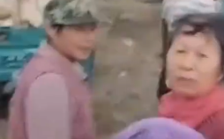 农民突发脑溢血 上百村民帮忙收玉米 网友:太暖心了! 农民突发脑溢血 上百村民帮忙收玉米 网友:太暖心了!