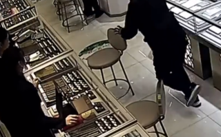 小伙金店试戴70g金项链拔腿就跑 网友：金项链换银手镯！