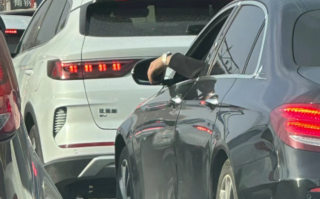 “开车为什么要伸一只手出来”引热议：网友给出三大理由！