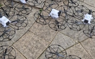 400架无人机表演时被狂风吹散 若找不回损失将达200多万!