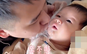 爸爸隔保鲜膜狂亲新生宝宝 满满爱意！