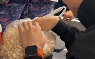 情侣高铁上被东北大叔投喂爆米花：满满的热情拦不住！