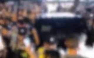 路人摸车被索赔1万?警方通报！