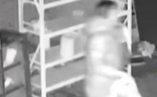 女骑手半个月偷吃40多份外卖 最多一次偷走了5份！