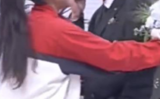 他真的娶到了高中就想娶的女孩  网友：新郎哭的时候还不忘手插兜！