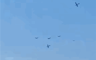 葡萄牙航空展两飞机相撞致1死1伤：现场视频曝光！