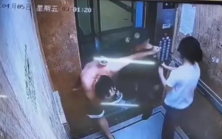 男子酒后因琐事电梯里暴打女友:女方差点没气！
