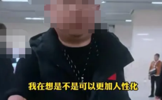 无臂男子免费乘地铁被要求亮残疾证 地铁客服回应！