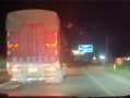 严重超载大货车蛇形走位阻拦消防车10分钟：后果舒适！