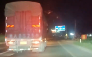 严重超载大货车蛇形走位阻拦消防车10分钟：后果舒适！