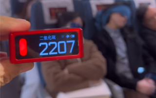 旅客称高铁二氧化碳超标 12306回应：会实时换气 ！