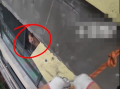 太惊险！重庆业主持刀辱骂高空作业人员被拘