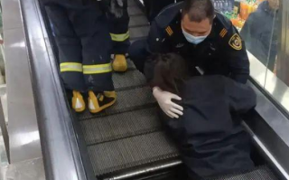 女子半截身体卷入电梯 消防联合维保紧急救援！