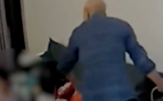 女子因家庭琐事发生口角被公公扇耳光后下跪 妇联介入！