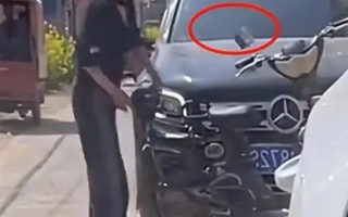 女子因蒜苗被轧怒砸奔驰 警方通报双方就财产损失达成谅解！