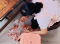 商家偷往猪肉上抹硼砂 拍摄者回应！