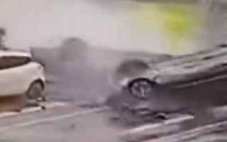 江西一汽车高速闯红灯撞上对向多车 救援正在进行！