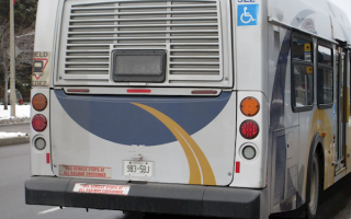 太离奇！加拿大男子劫走公交车后化身司机：一路停靠收费载客 ！