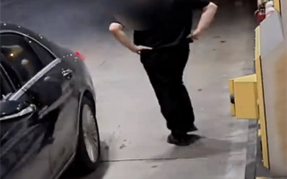 男子淡定旁观自己车辆自燃称“车里有四个人” 收费员：车里就他一人 !